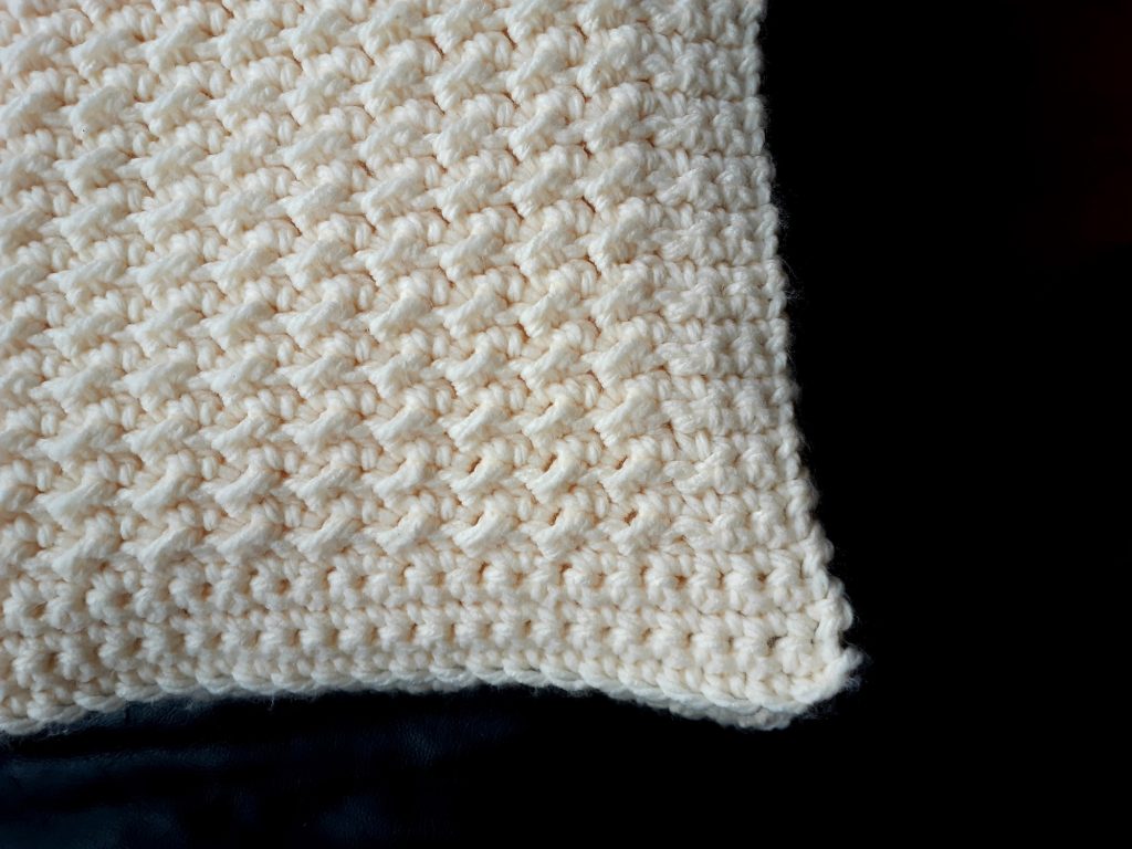 Eyelet Rows Super Bulky Yarn Throw Pattern - CrochetNCrafts